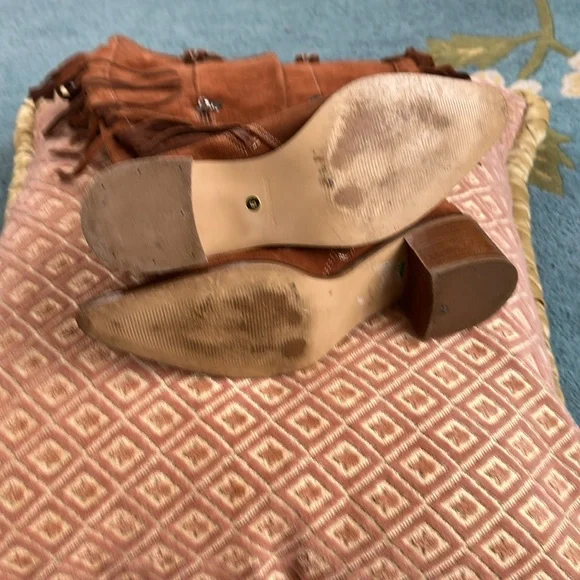 Tall suede fringe boots; Bronx; Size 9; very lightly worn. - Picture 7 of 8